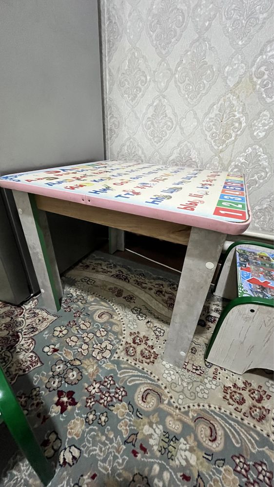 детский парта и 2 стулья