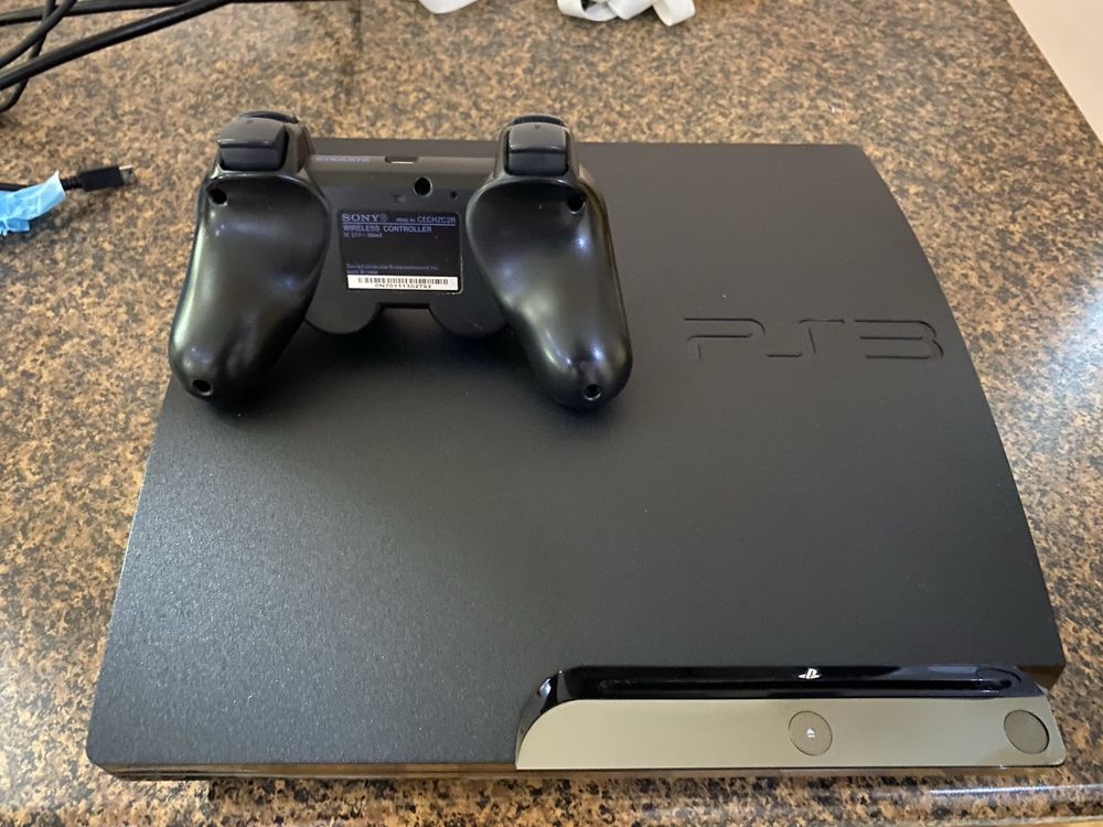 Продаю PlayStation 3 Slim в хорошем состоянии