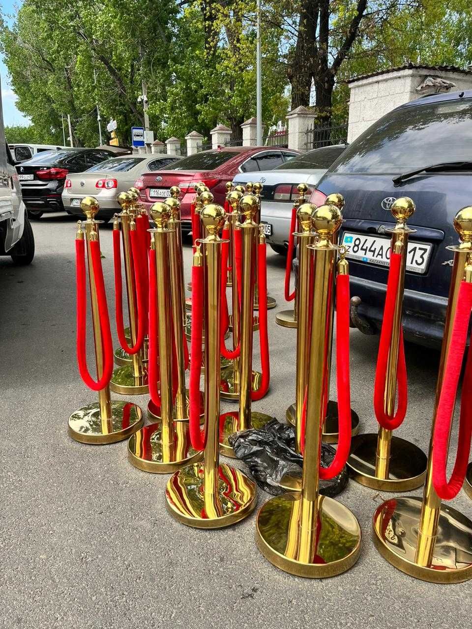 Аренда прокат красные дорожки, стойки указатели, наборы для открытия