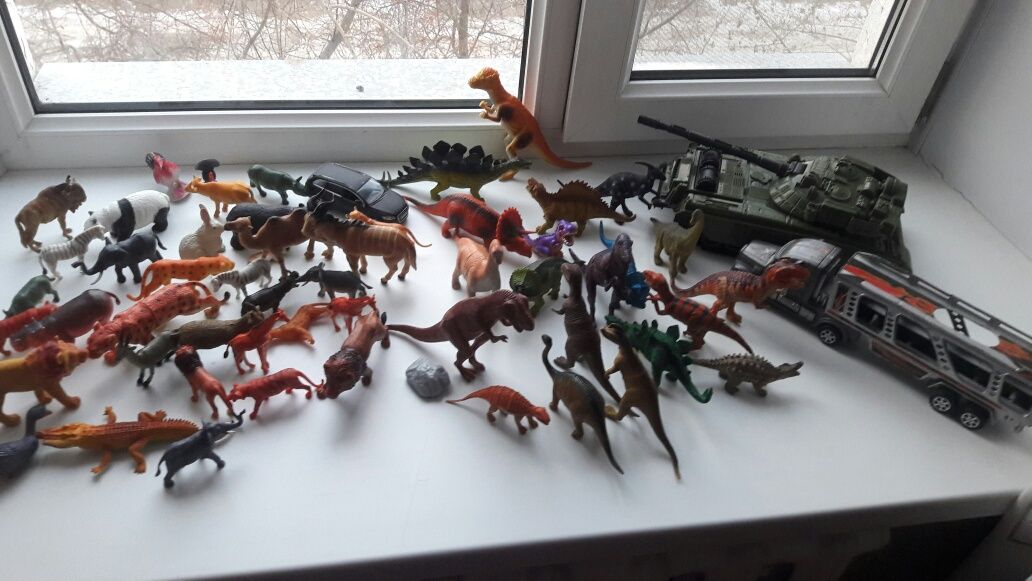 Игрушки.Набор фигурок динозавров.