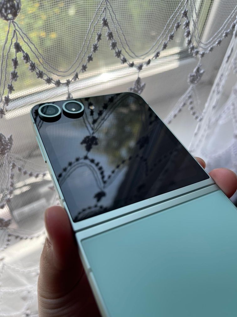 СРОЧНО продам Samsung Galaxy Z Flip 6  256 ГБ зеленый