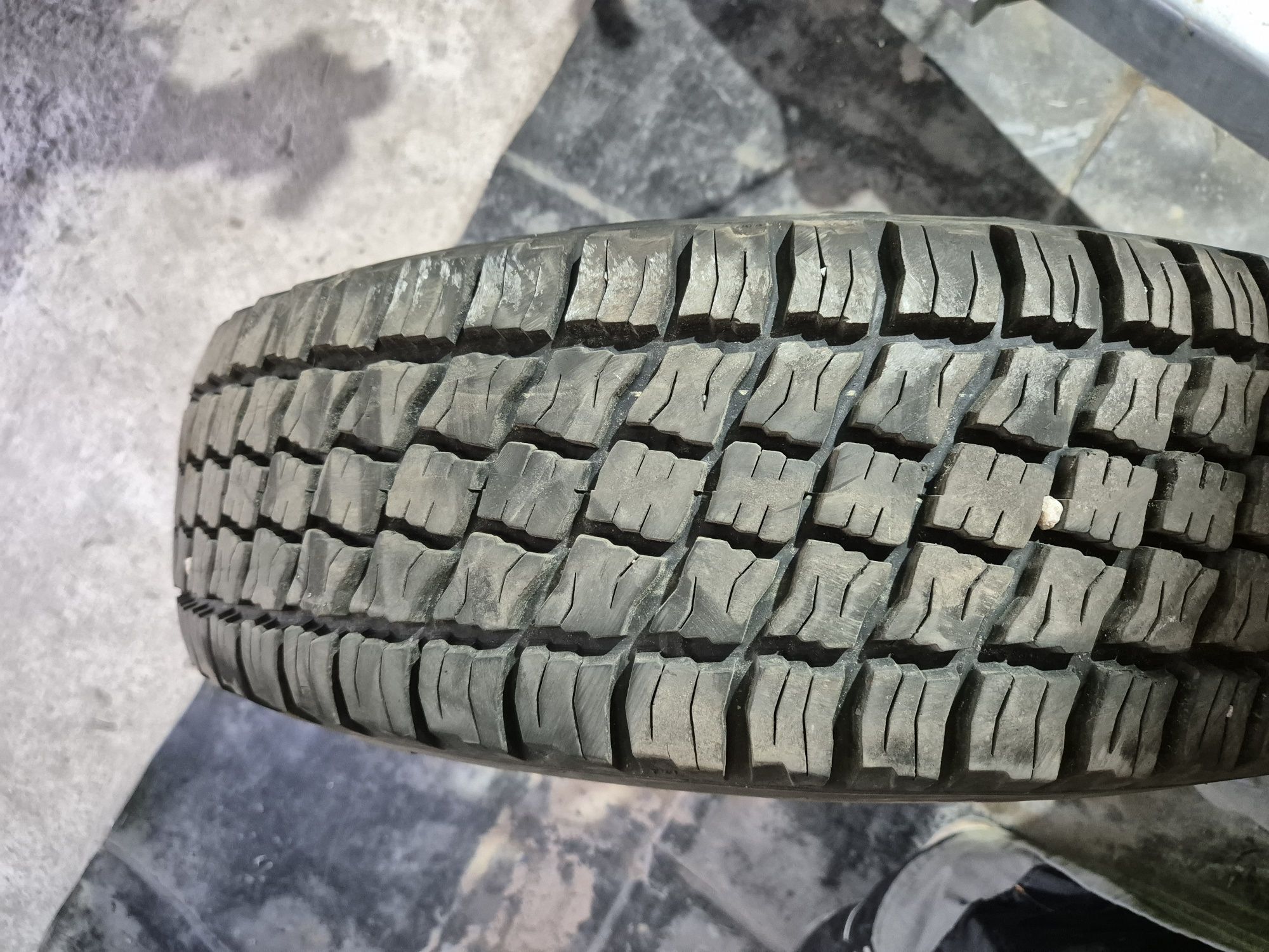 Продам  шины  225/75 R16