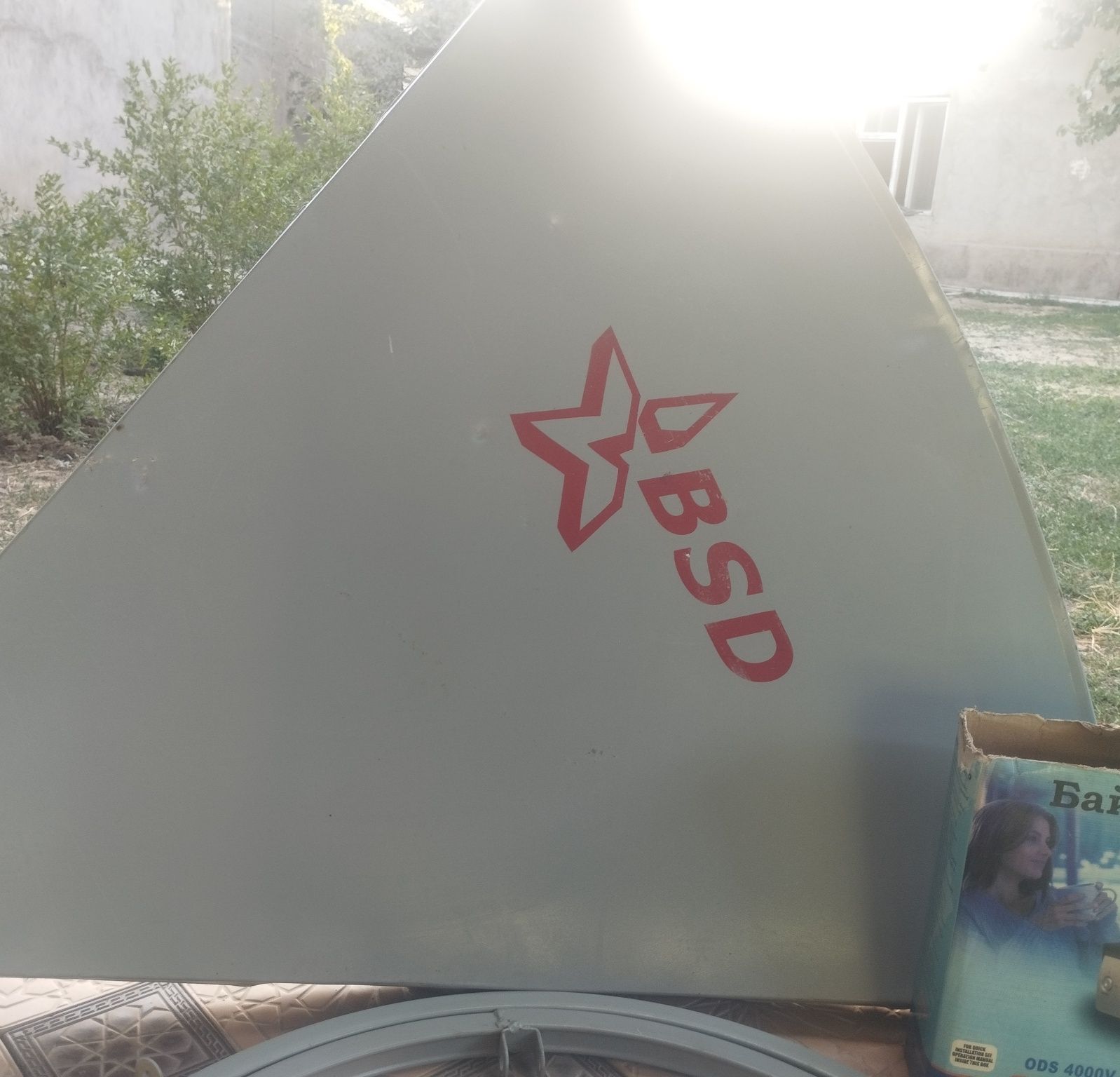 Спутниковый тюнер BSD со спутниковой тарелкой
