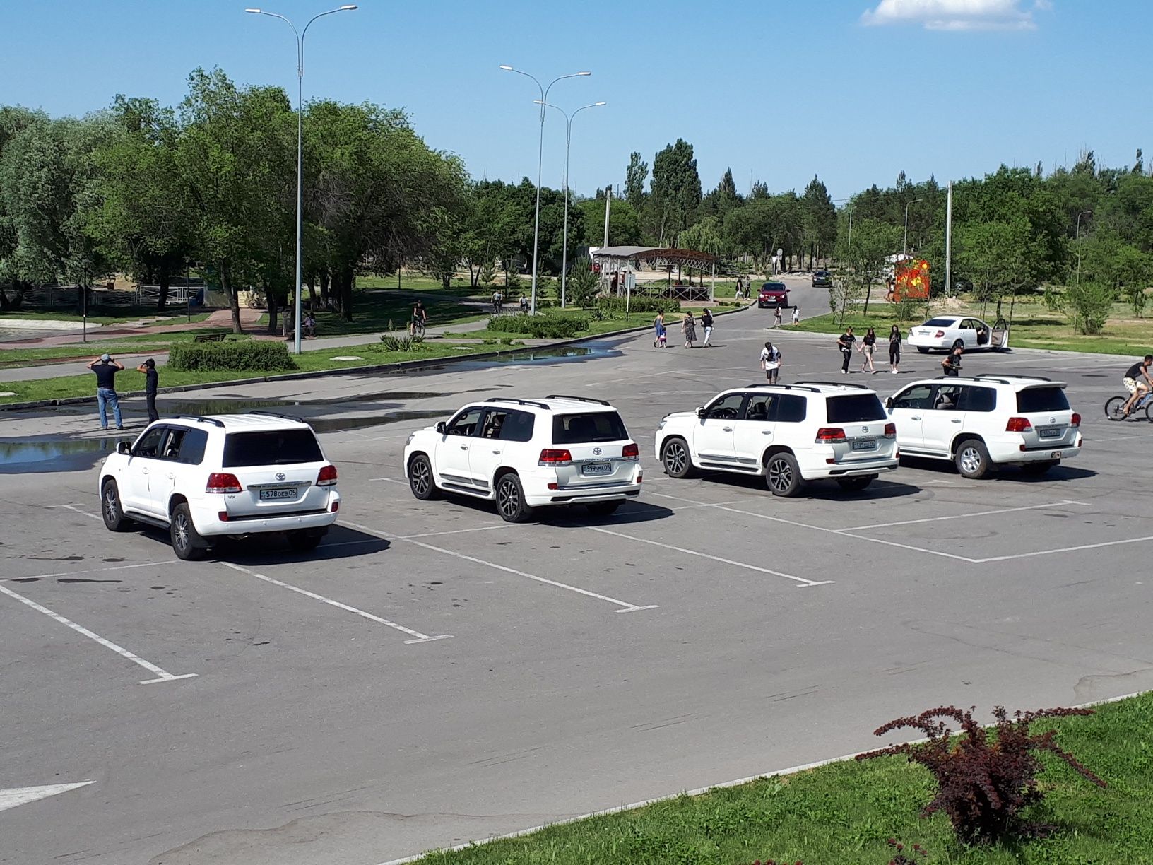 Прокат авто LC200.