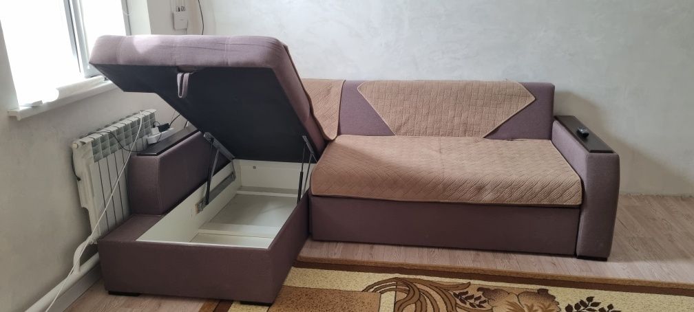 Диван спальни почти новыи длина 1.70.ширина 2.70 продам отличное состо