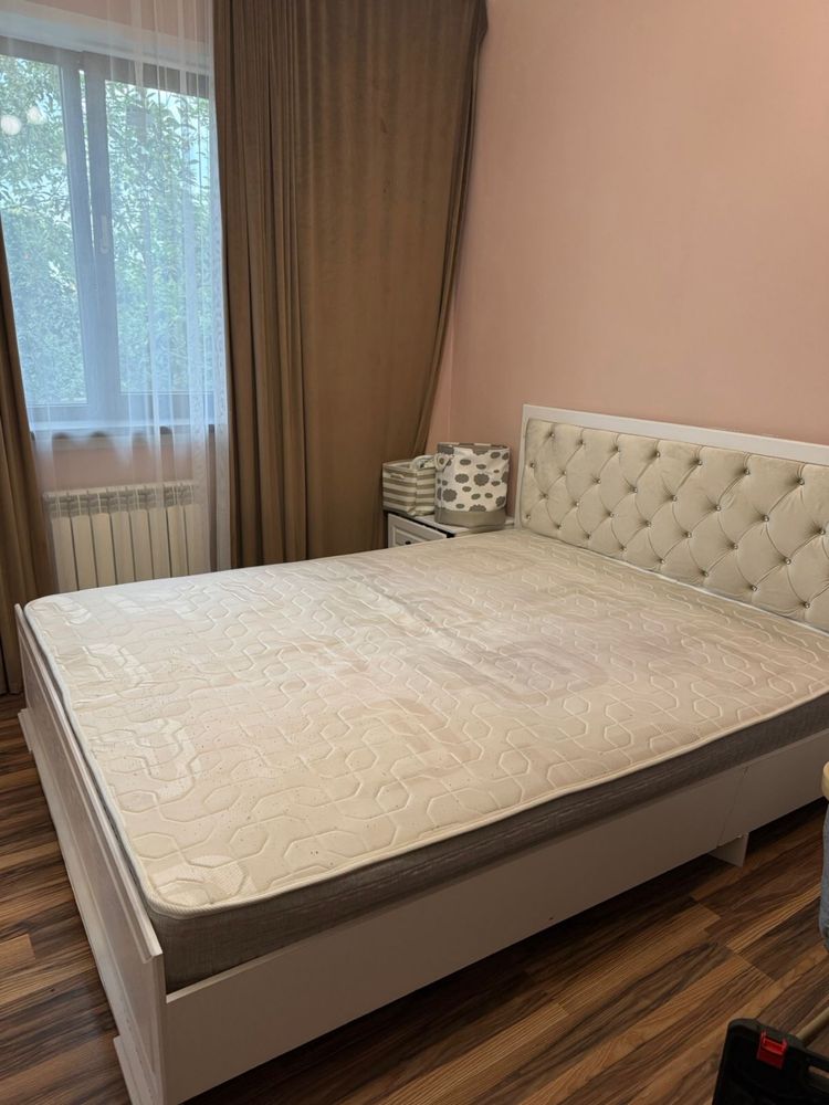 Двуспальная кровать с матрасом
