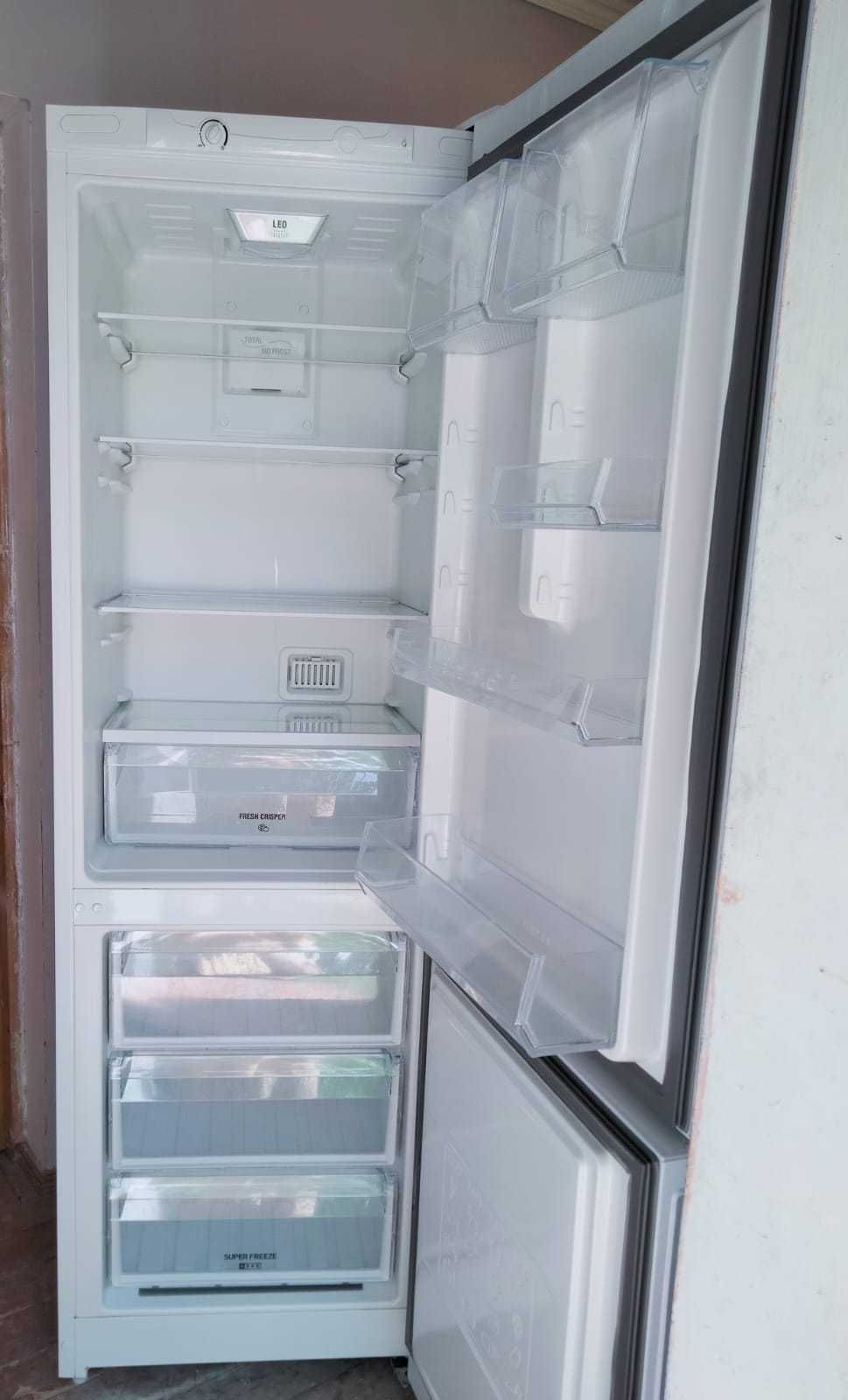 Продам белоснежный идеальный чистый холодильник Hotpoint-Ariston