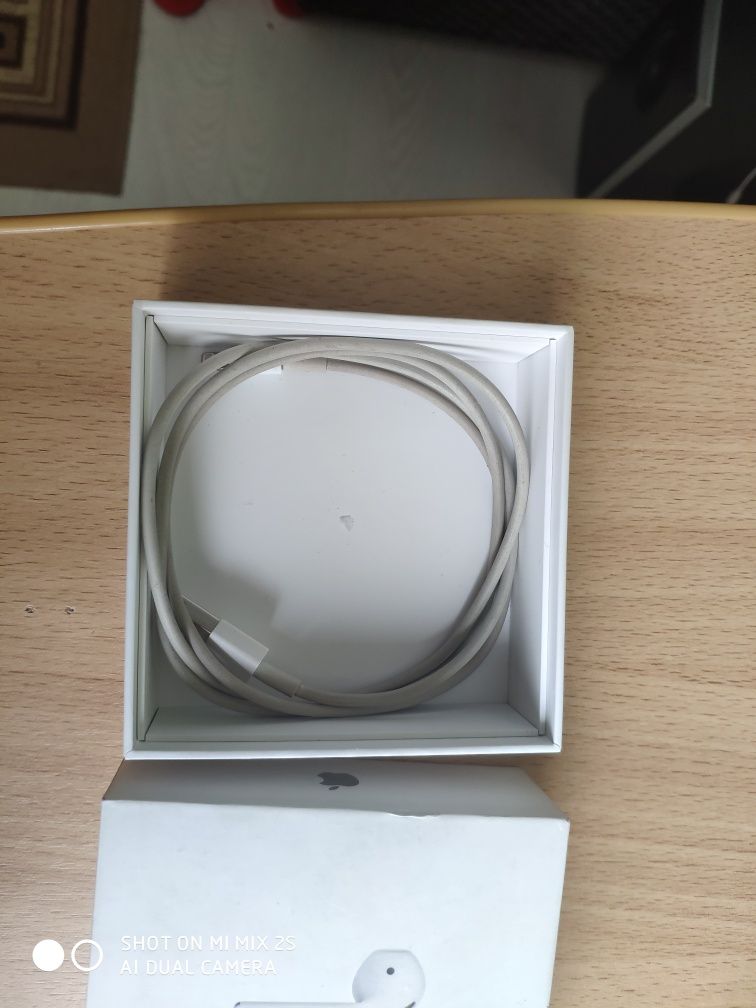 Продам оригинальные кейс от airpods 2
