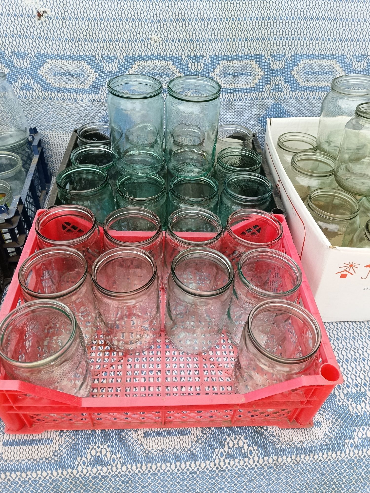 Продаю банки стеклянные  0,7,0,8,  2 литра .