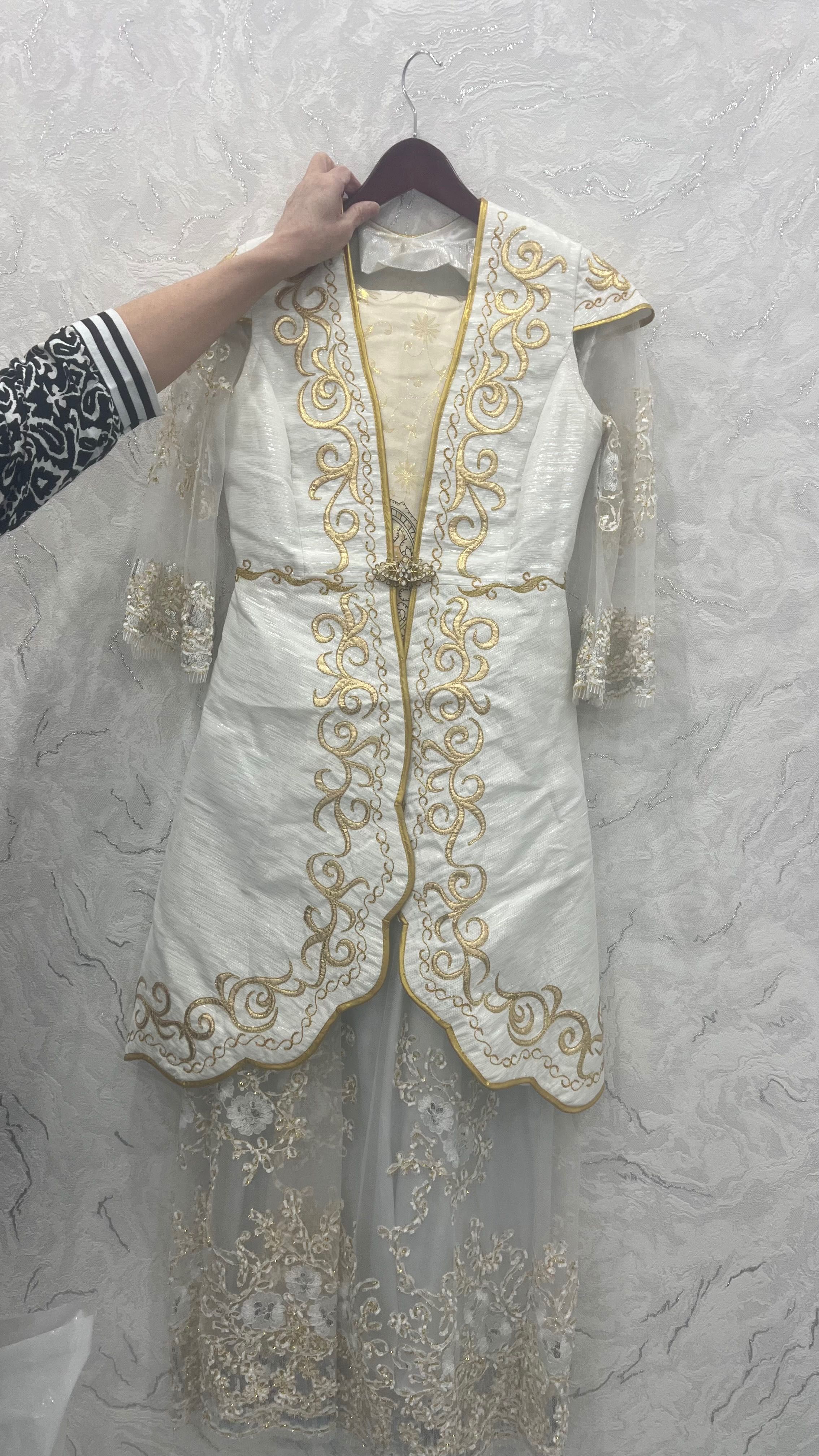 Қазақша көйлек кәжекеймен бірге сатылады