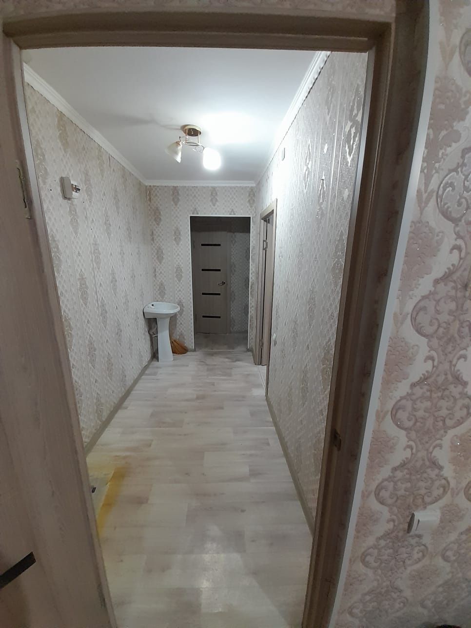 Продам двухкомнатную квартиру микрорайон дружба дом 21 возле 3 школы..