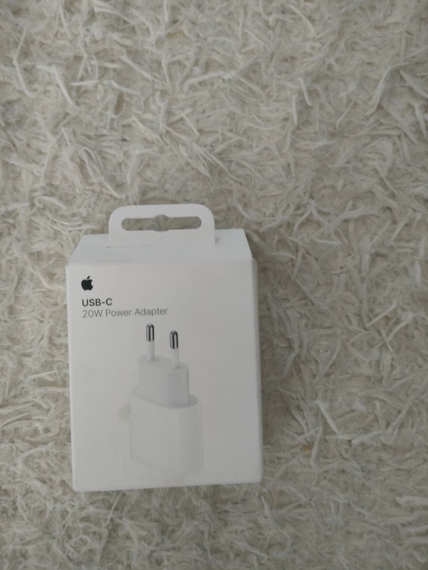 Продам IPhone 11 память 64