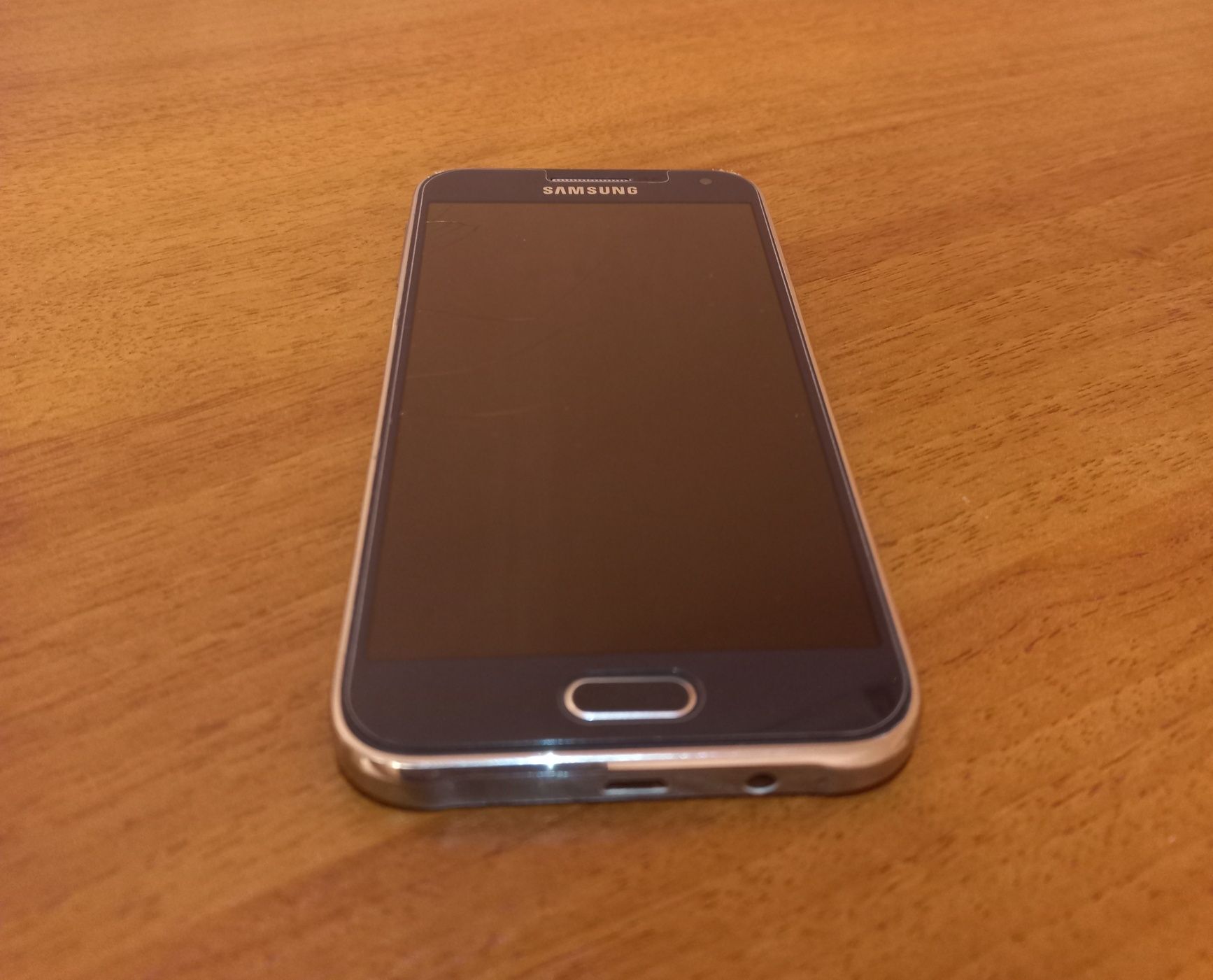 Продаётся на запчасти смартфон Samsung Galaxy E5 SM-E500H/DS