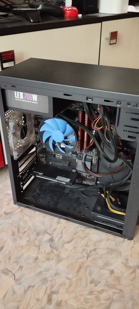ПК: i5-7600k, 16GB DDR4, 256GB NVMe SSD
