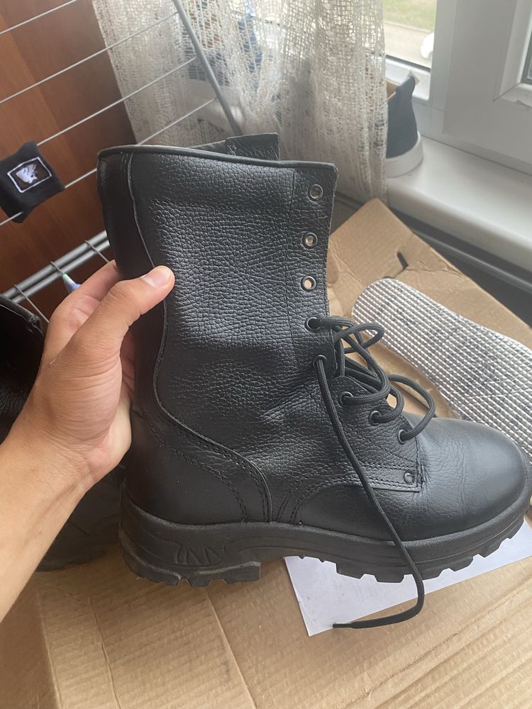 Продам уставные берцы 43