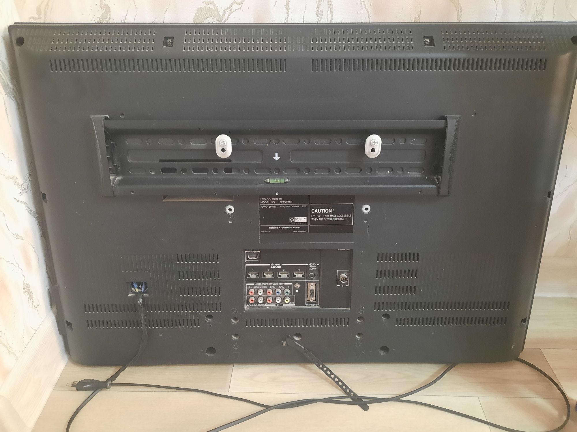Продам Toshiba 32″ (81 см) HD Ready LCD TV 32AV700E отличное состояние