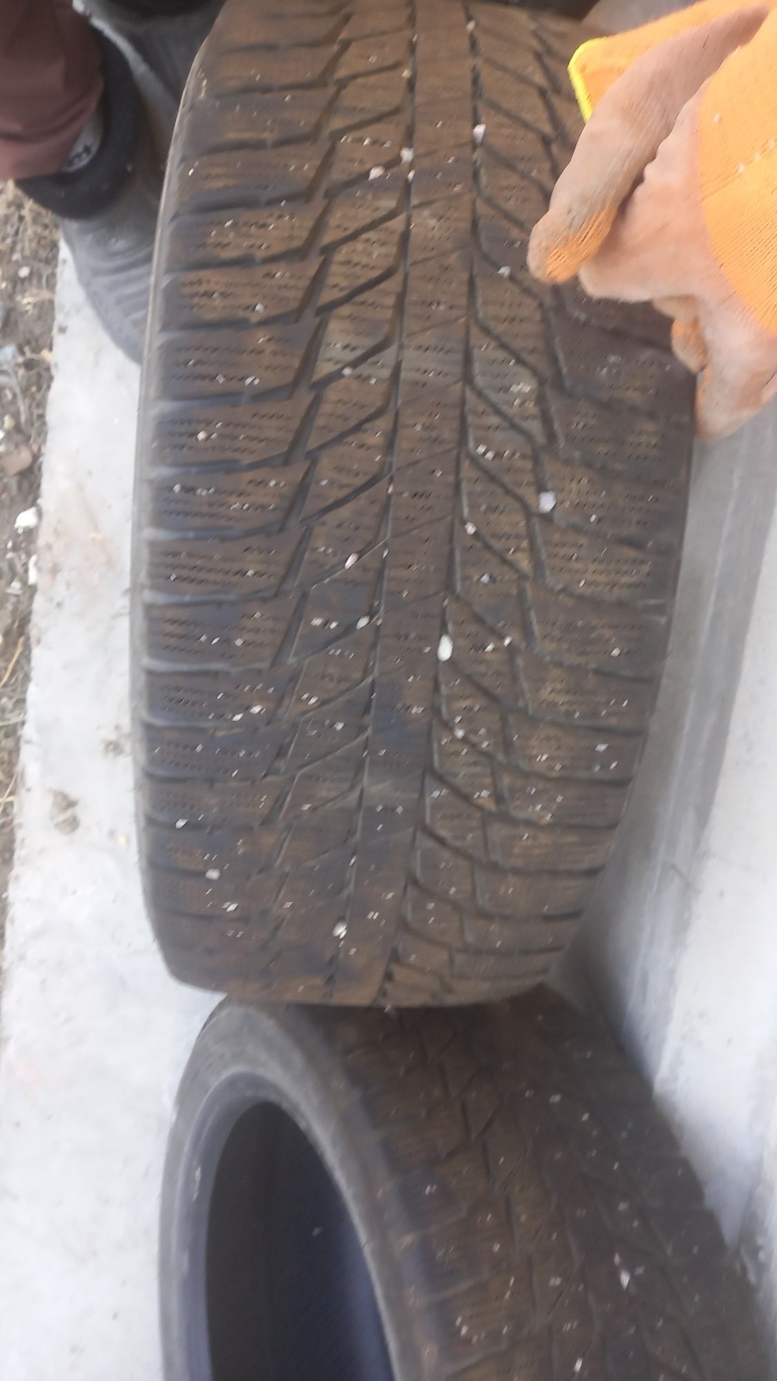 Продам зимние шины размер 235/45.17