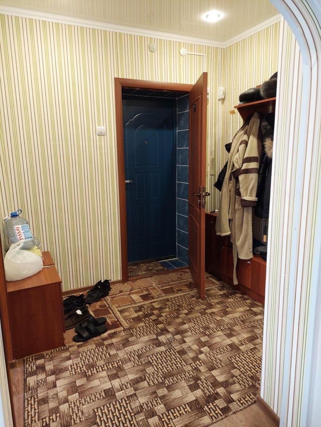 Продам квартиру мкр.д.9.этаж 4