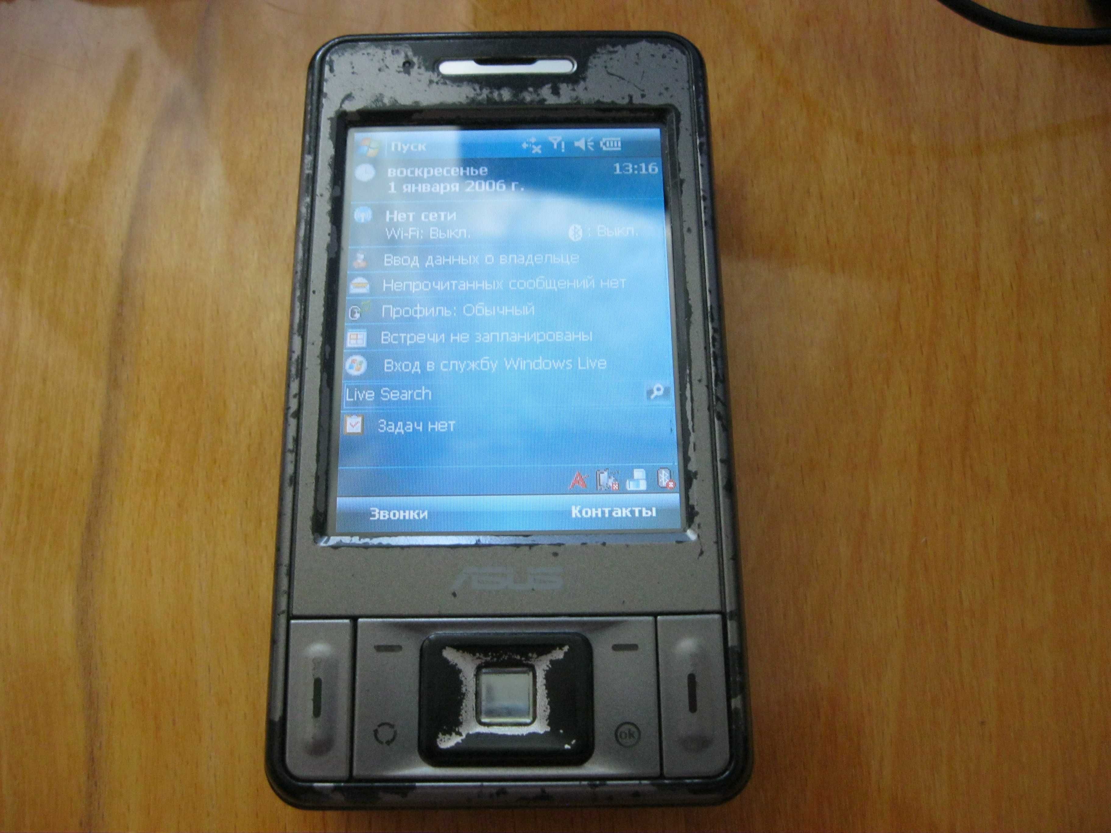Коммуникатор ASUS P535 и кнопочный телефон MOTOROLA