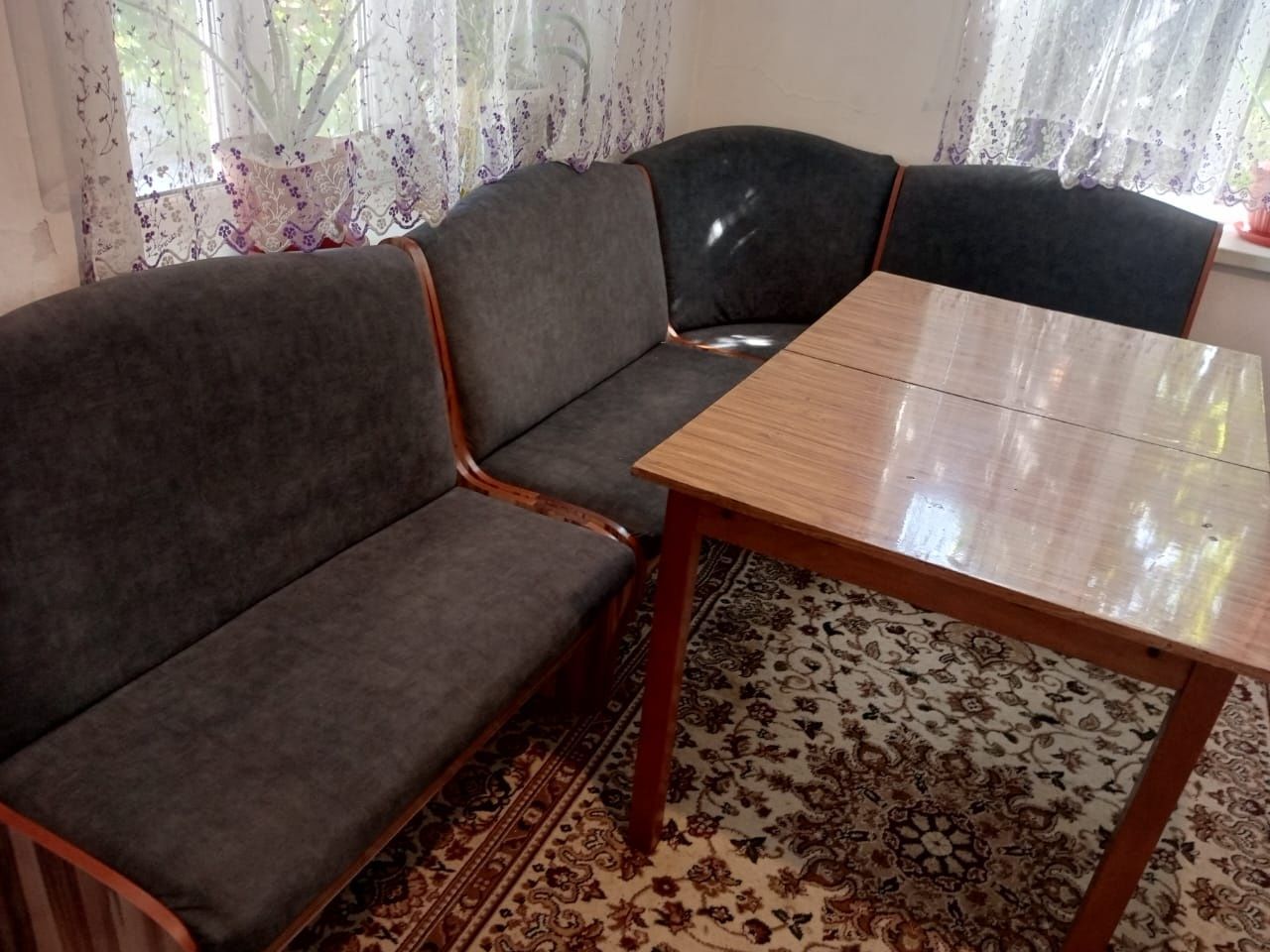 Продам кухоный уголок со столом