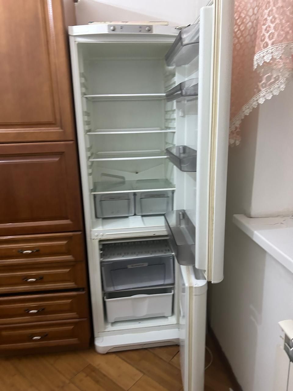 Продам холодильник Ariston, отличное состояние. Срочно