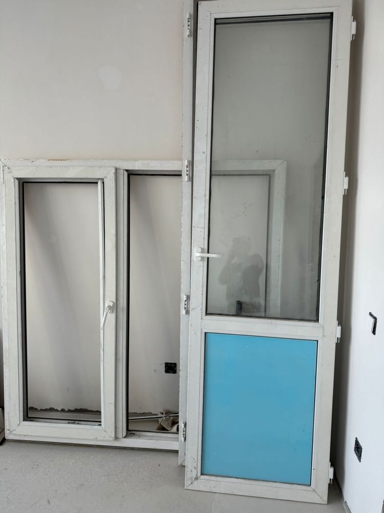 Продам пластиковую дверь и окно