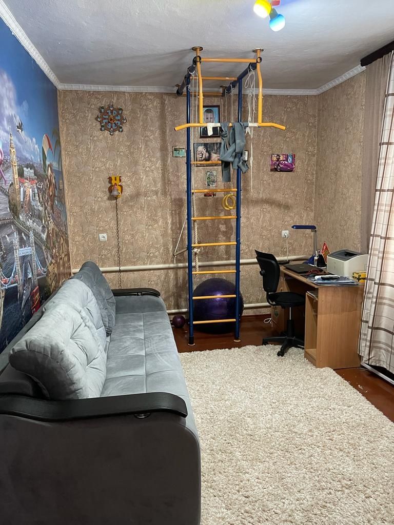 Срочно. Срочно . Продаётся дом . В центре.