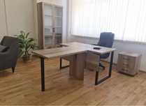 Продаем стол на металлических ножках