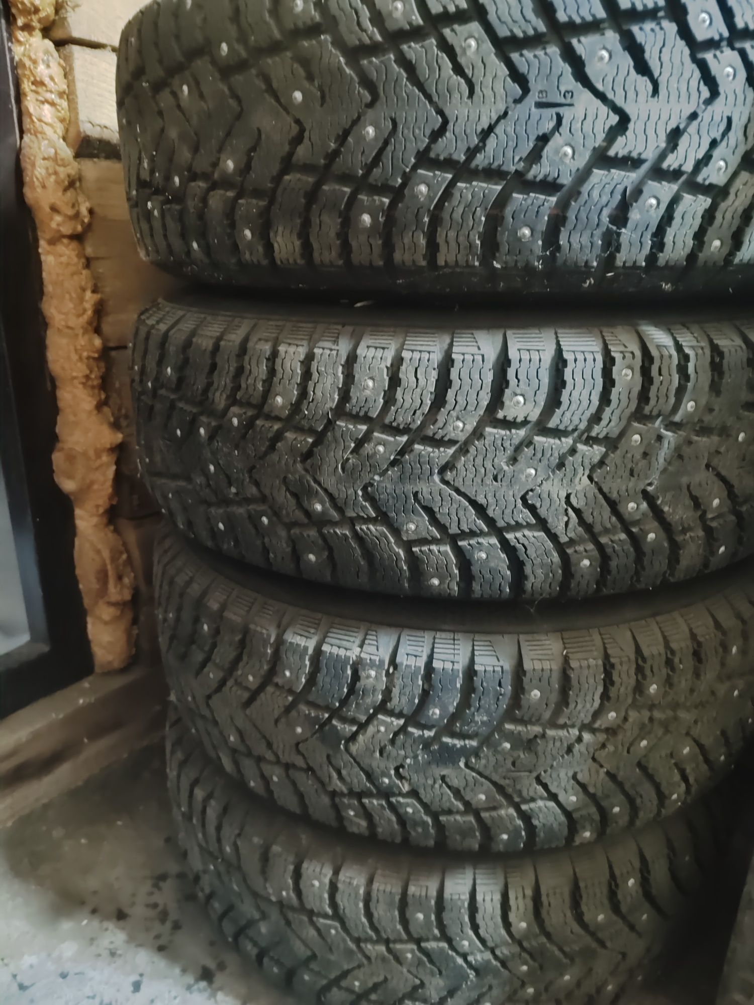 Продам зимнюю резину R15 195/65 на дисках.