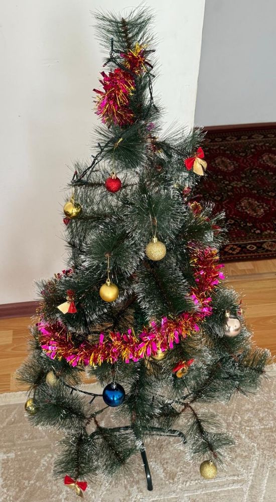Срочно продам ёлку месте игрушками