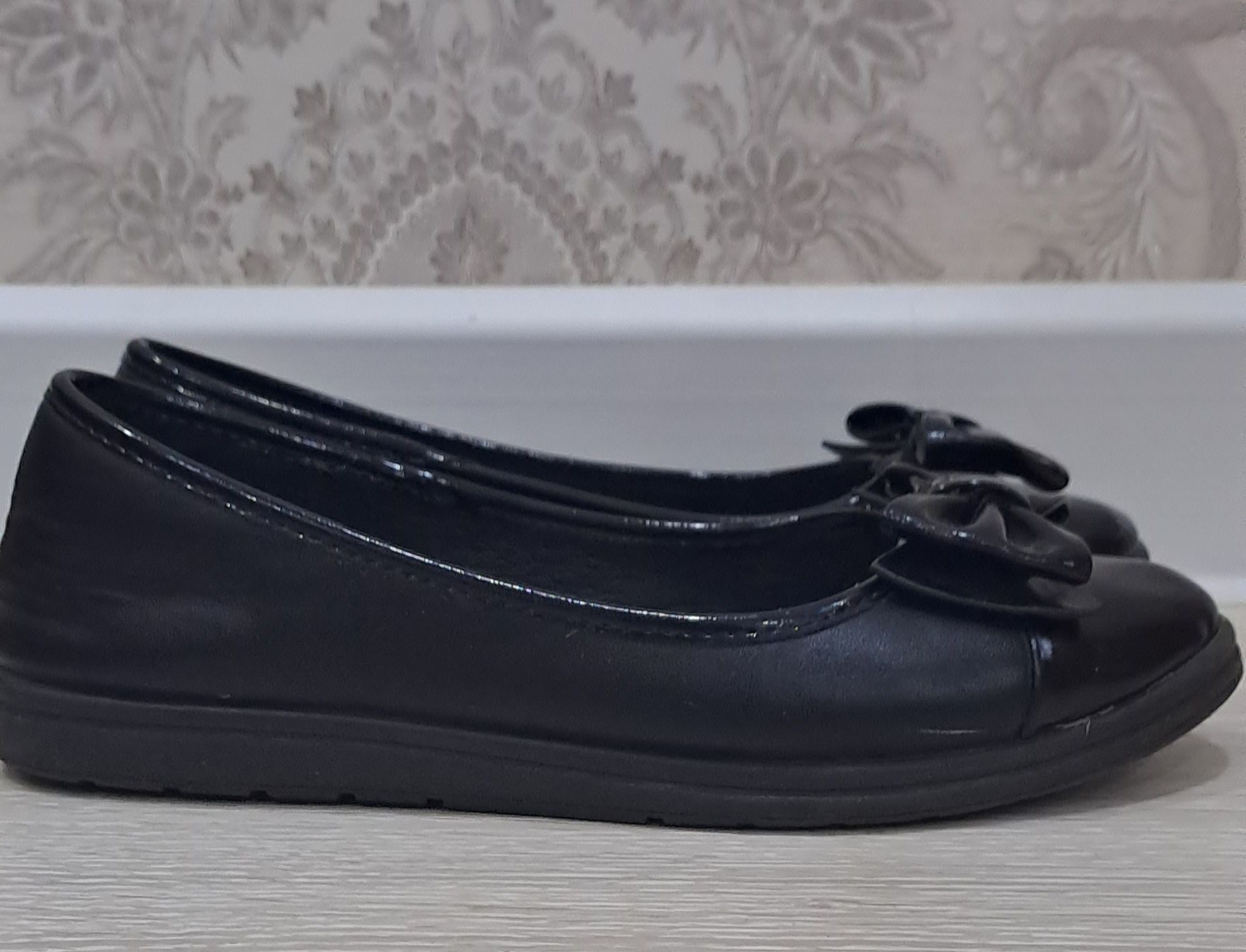 Продам школьную обувь