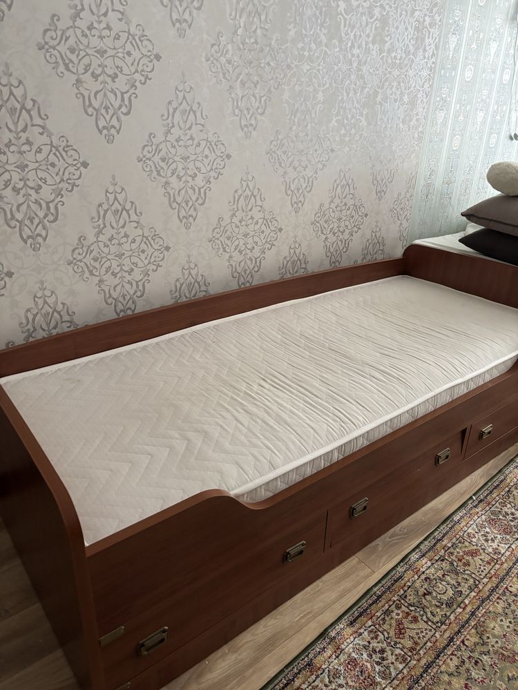 кровать с матрасом