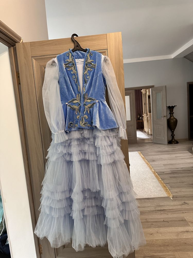 Продам платье национальное с камзолом