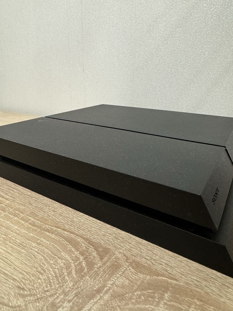 Продаю PlayStation 4 в отличном состоянии!