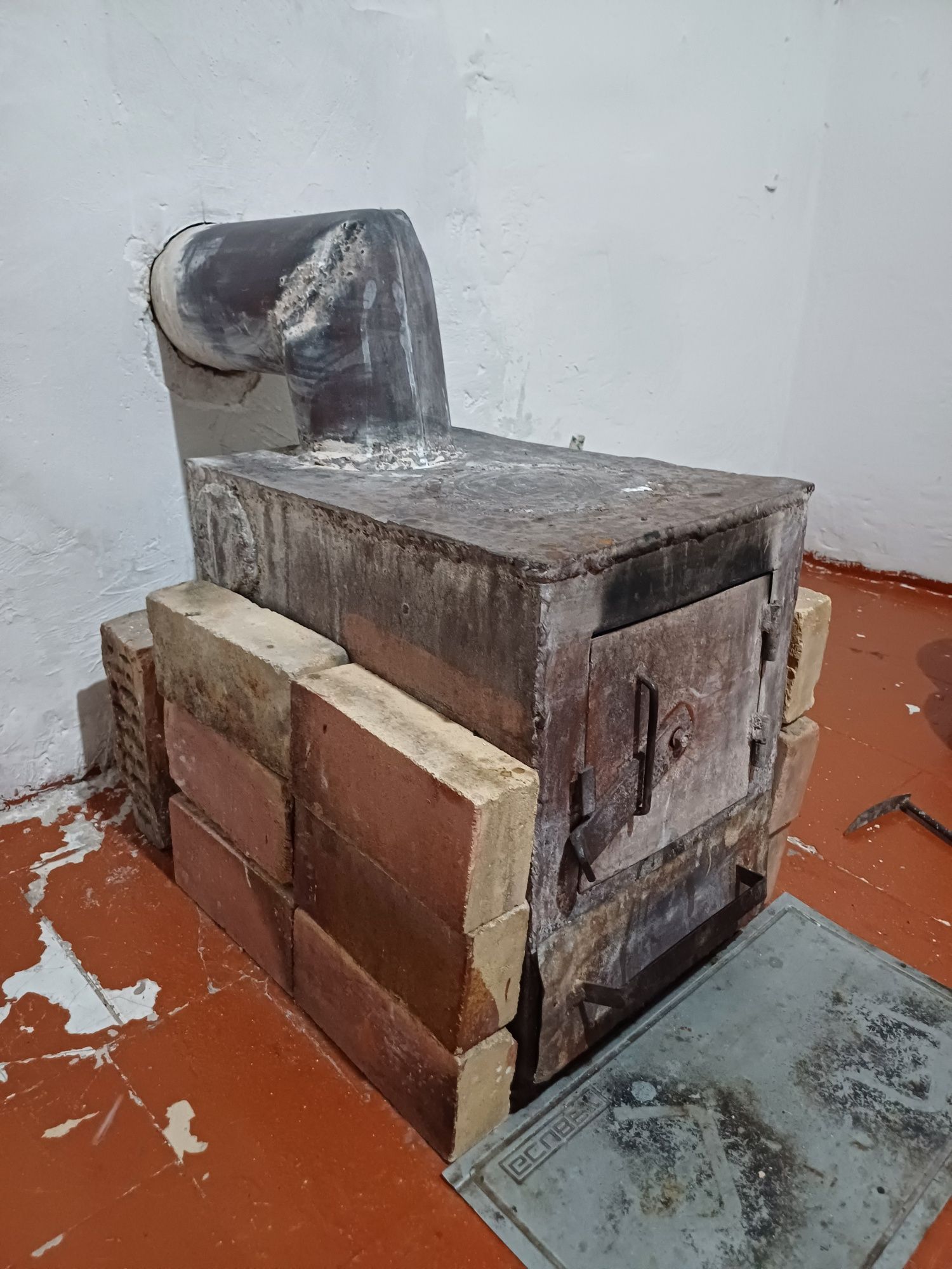 Продам чугунные печи 2 штук