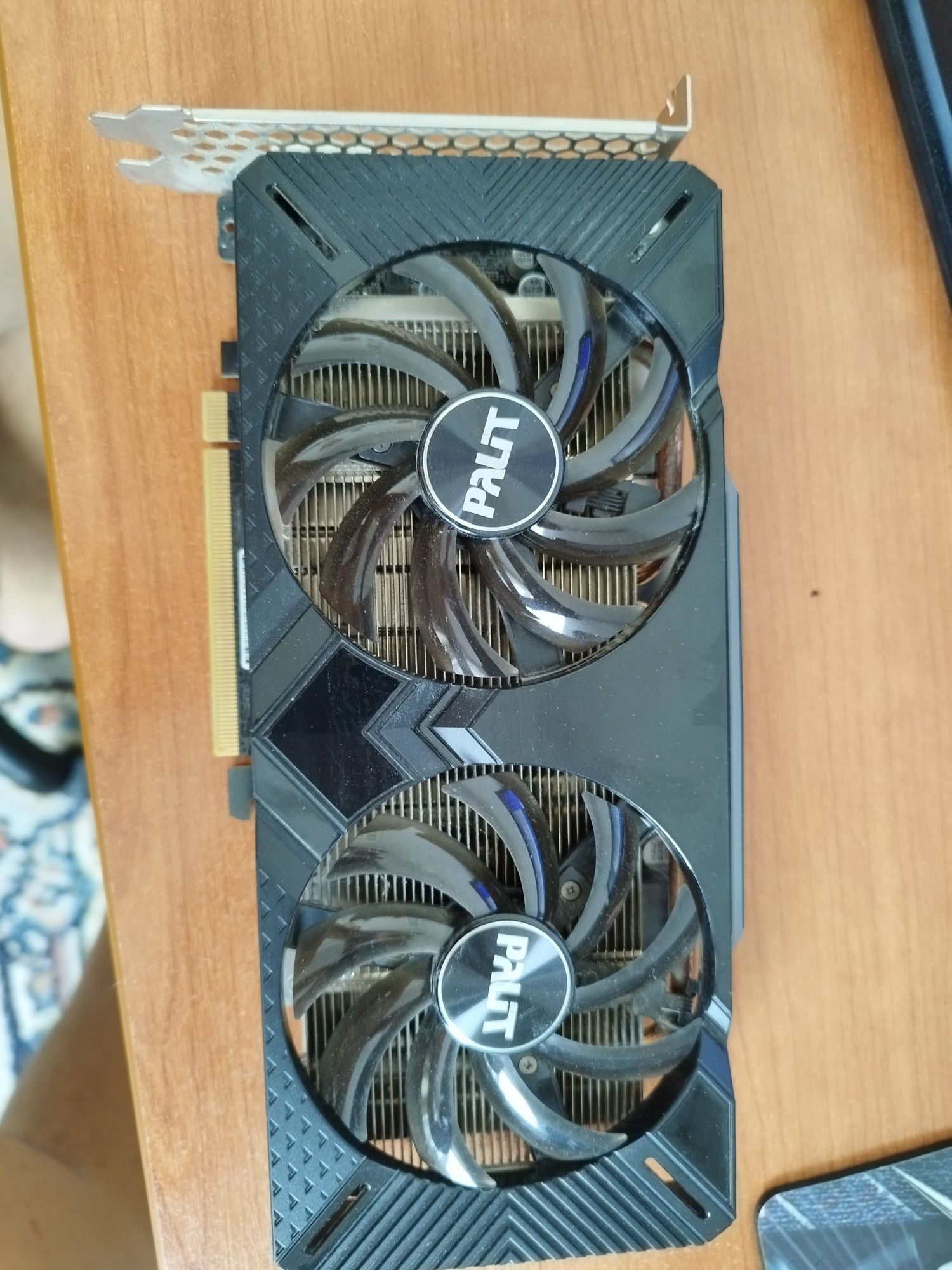 Продам видеокарту 1660 6 gigov 192bit 8pin led поцветка синия