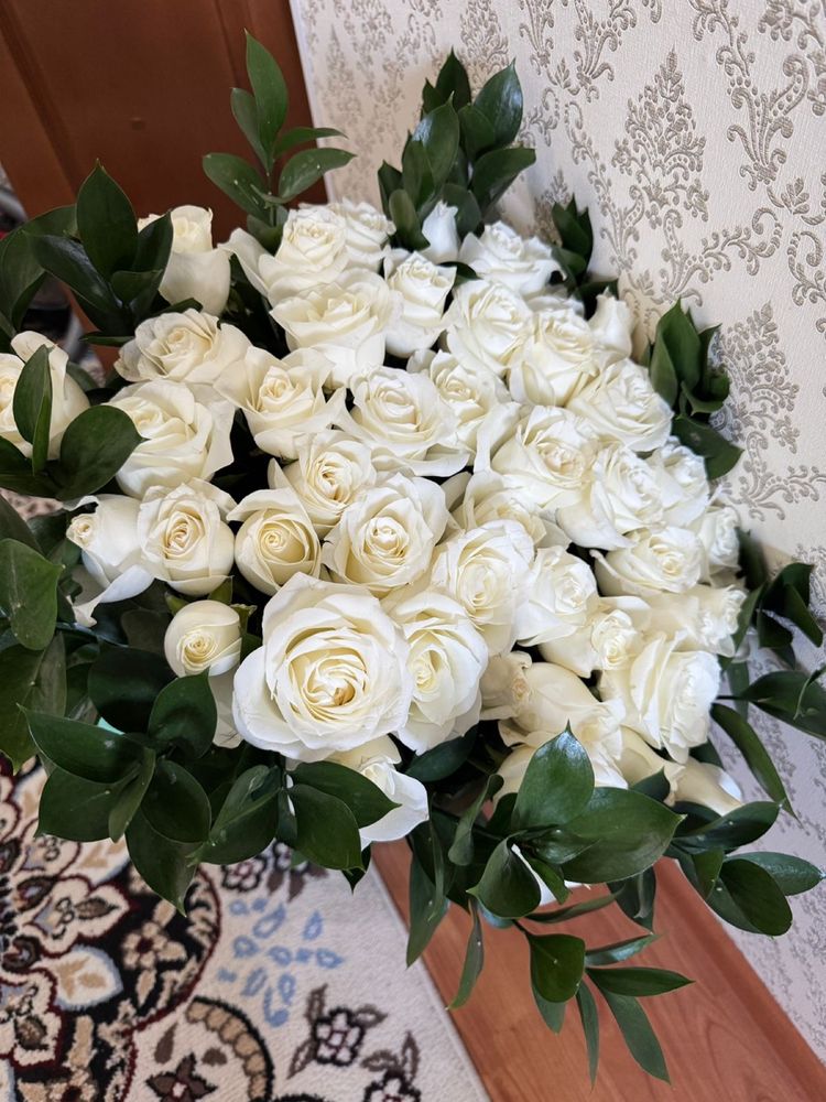 Белые розы 51 штук