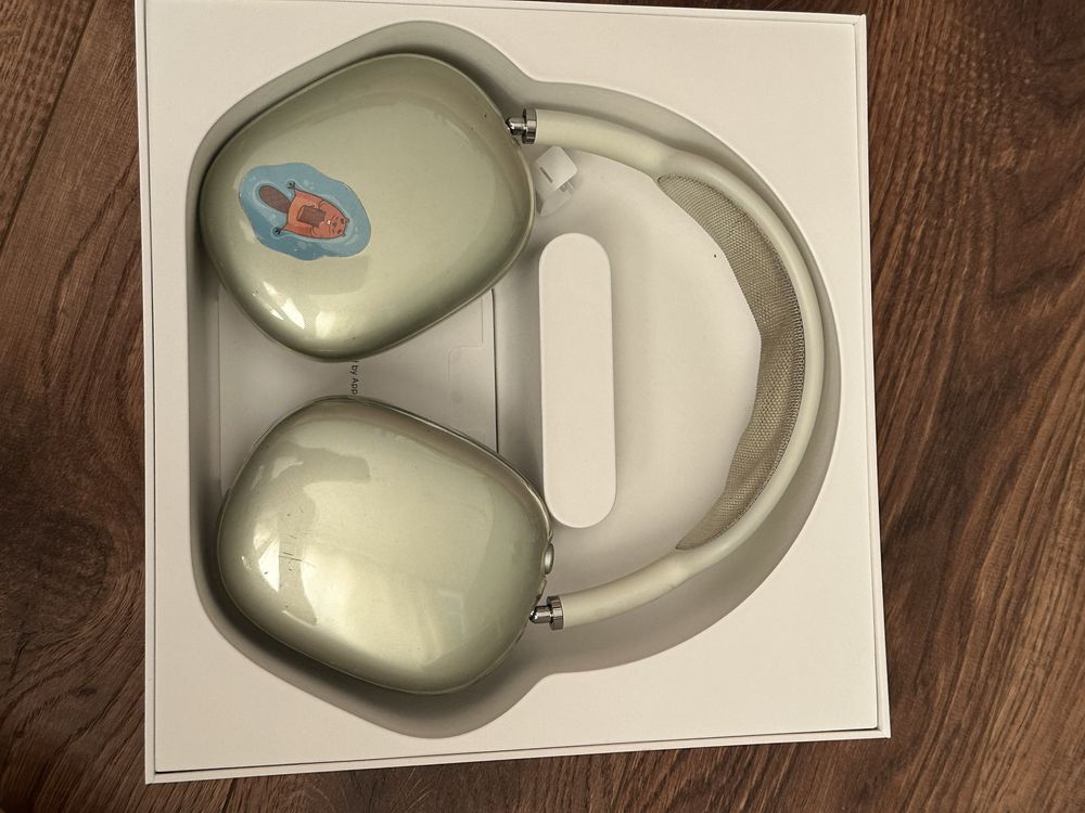 Airpods Max в зеленном цвете