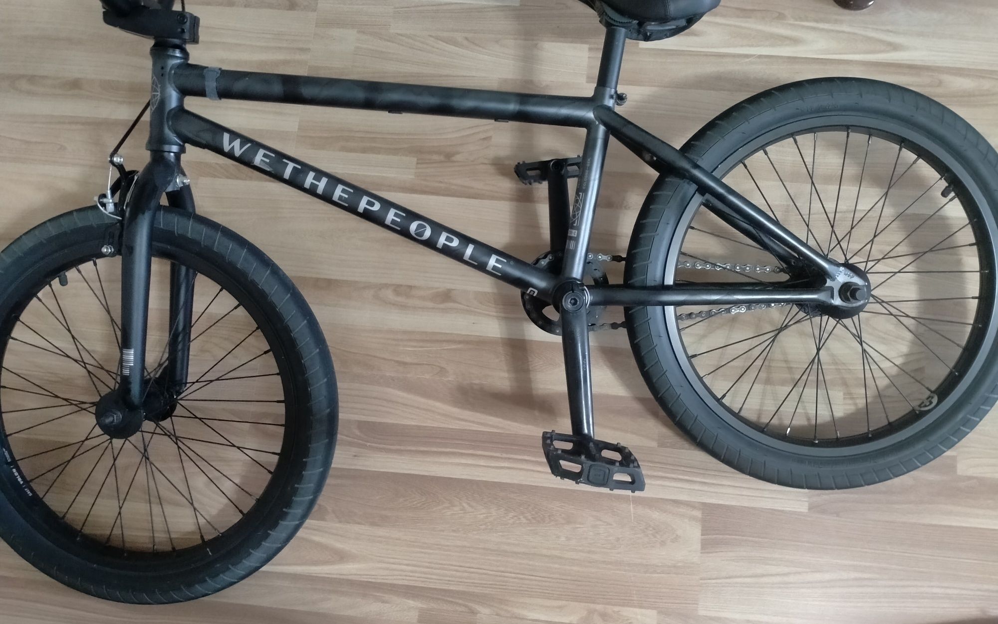Трюковой велосипед BMX в хорошем состоянии