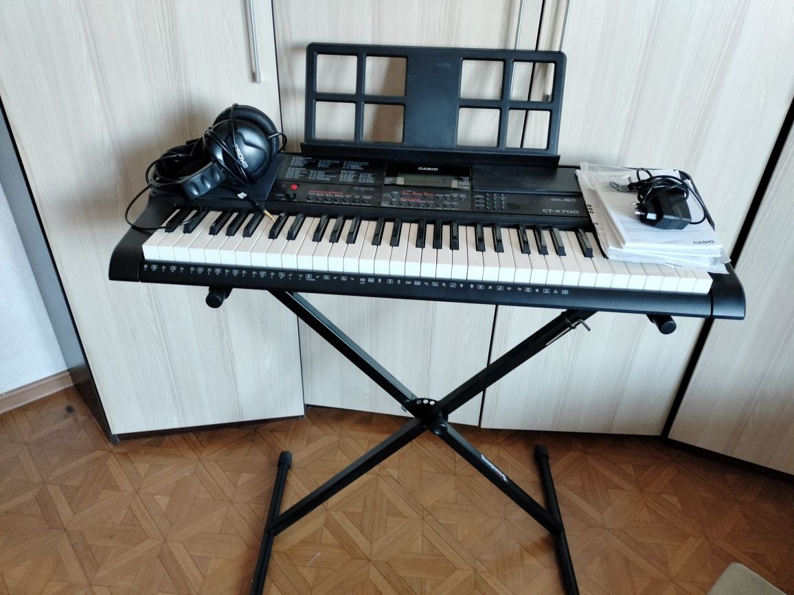 Продам синтезатор