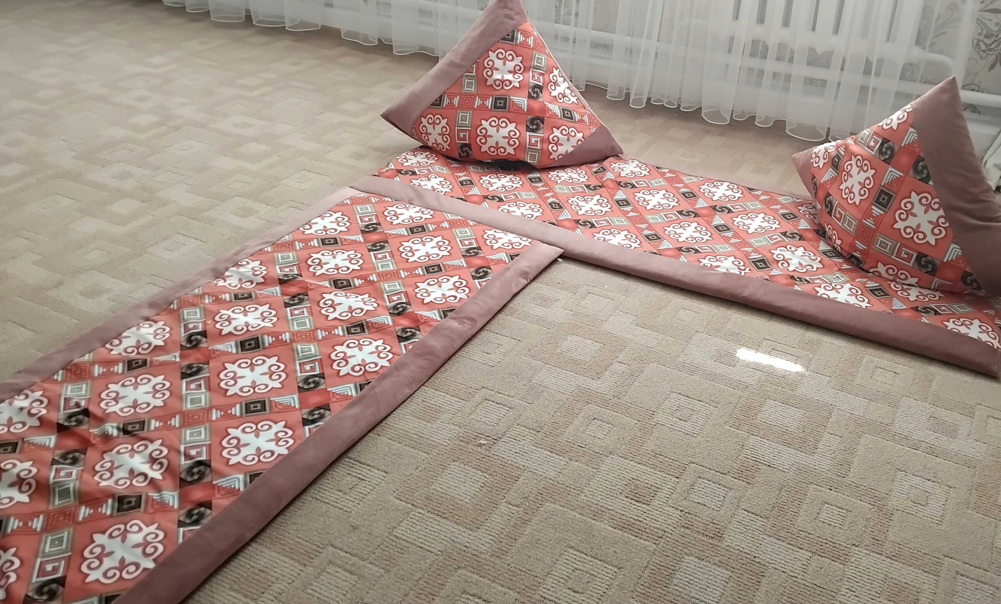Красивый набор корпе и подушек