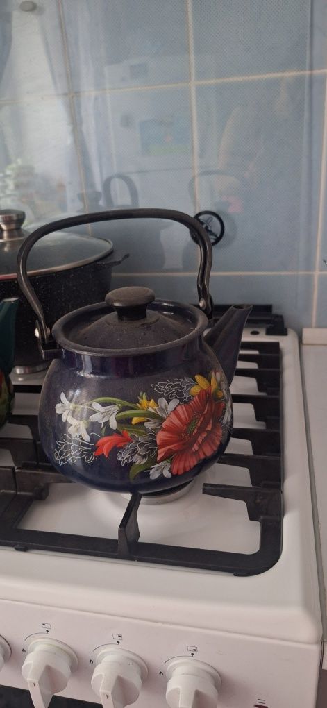 Продам чайник эмалированый