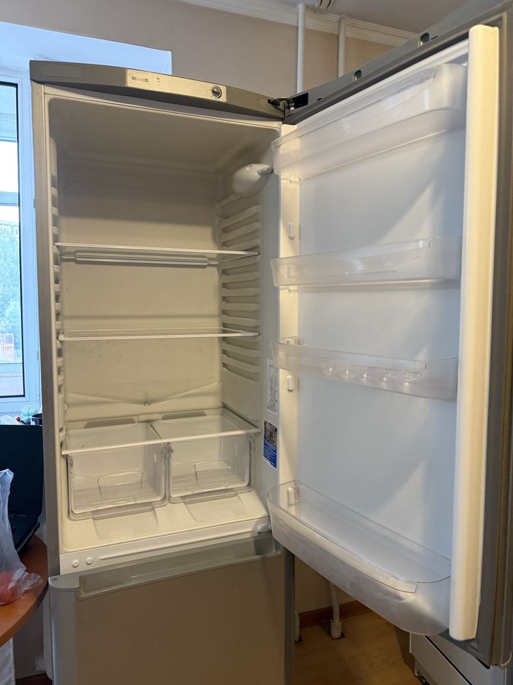 Б/у холодильник indesit IB201S