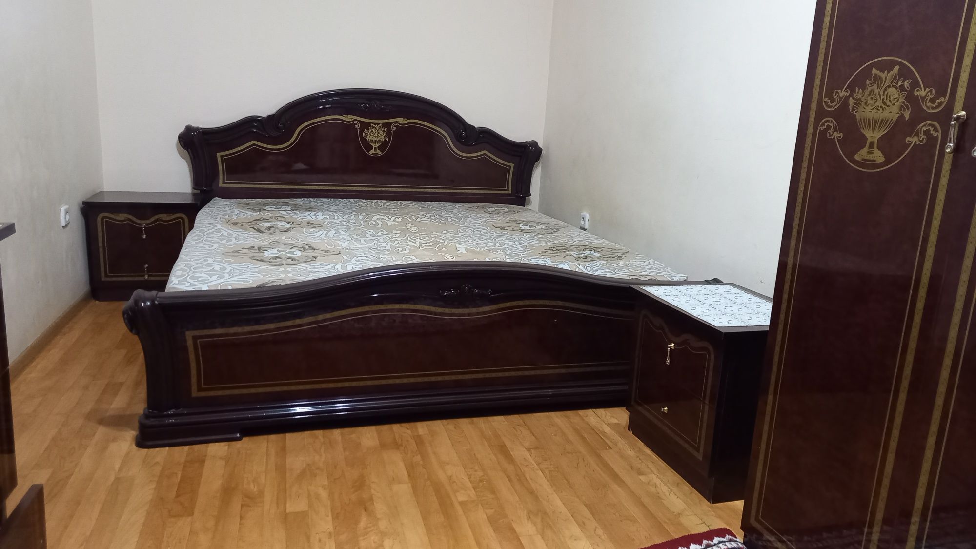 Спальный комплект сатылады. Улкен шкаф,кровать,комд айнасымен,еки