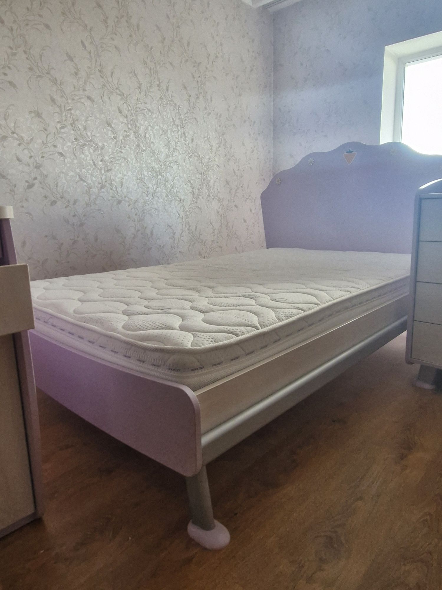 Кравать  и стол 50000+30000