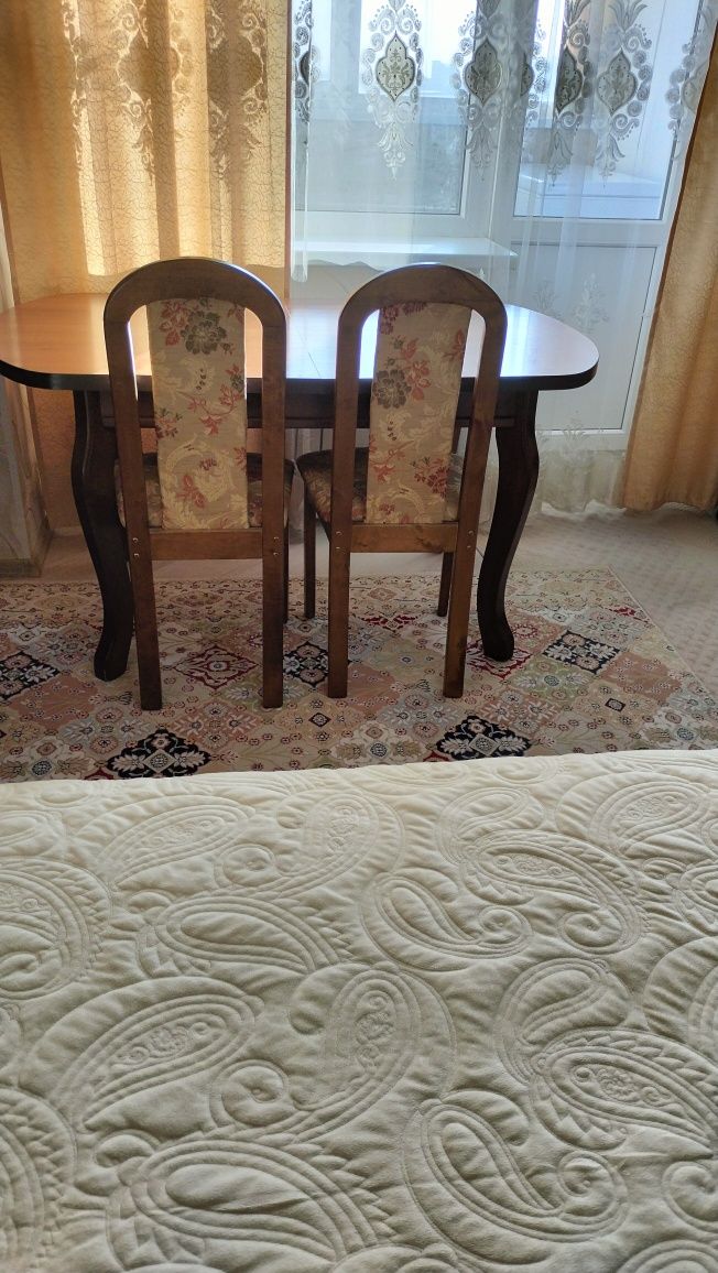 Продам стол для гостиной  и четыре стула
