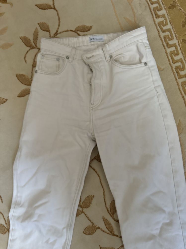 Белые джинсы Zara