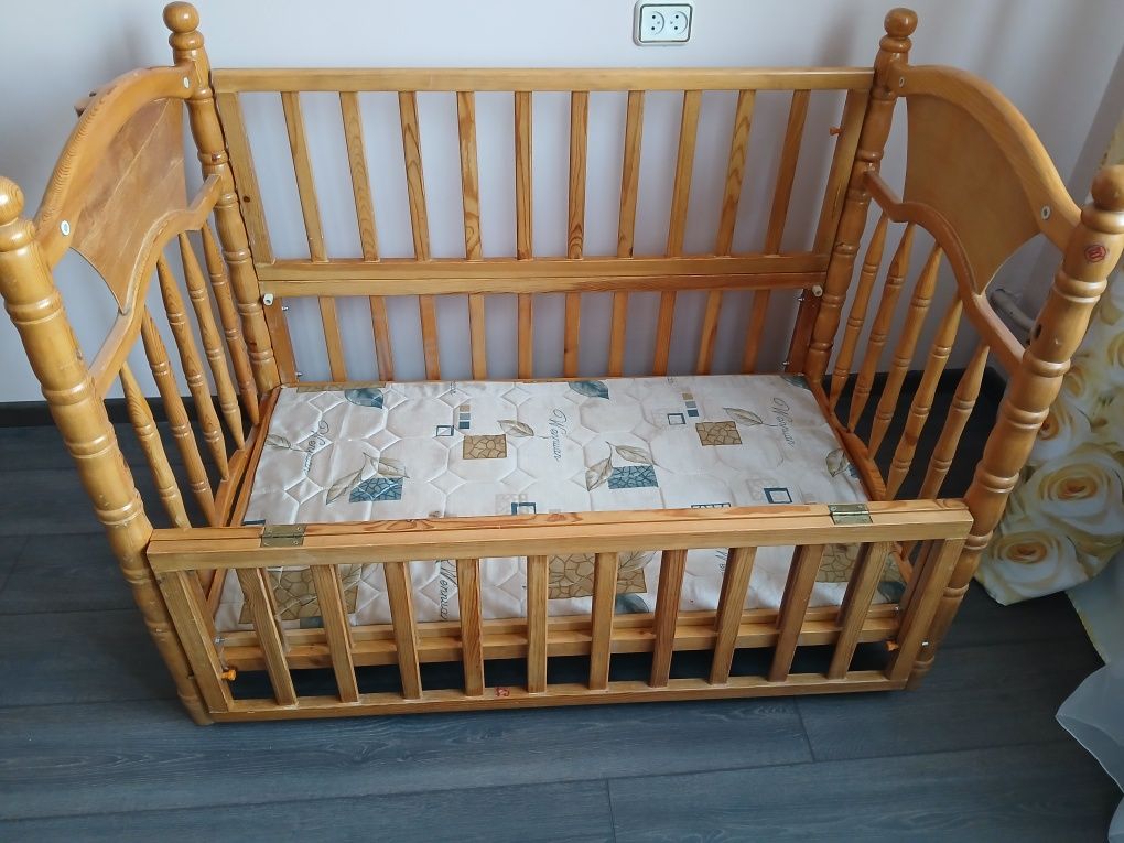 Продам детскую кроватку до 2.5 х лет.Спинки и боковины деревянные!
