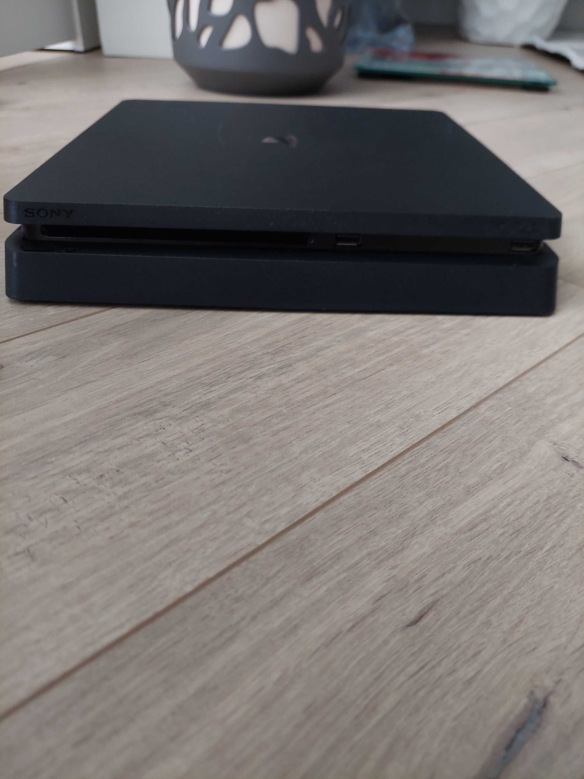 Продам Playstation 4 Slim на 512 GB в отличном состоянии