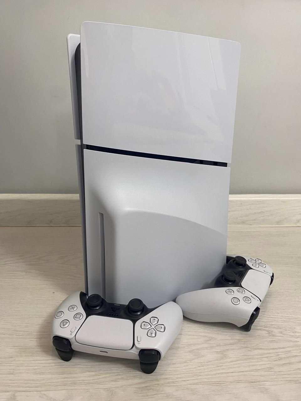 Playstation 5 (1TB) с дисководом и двумя джойстиками